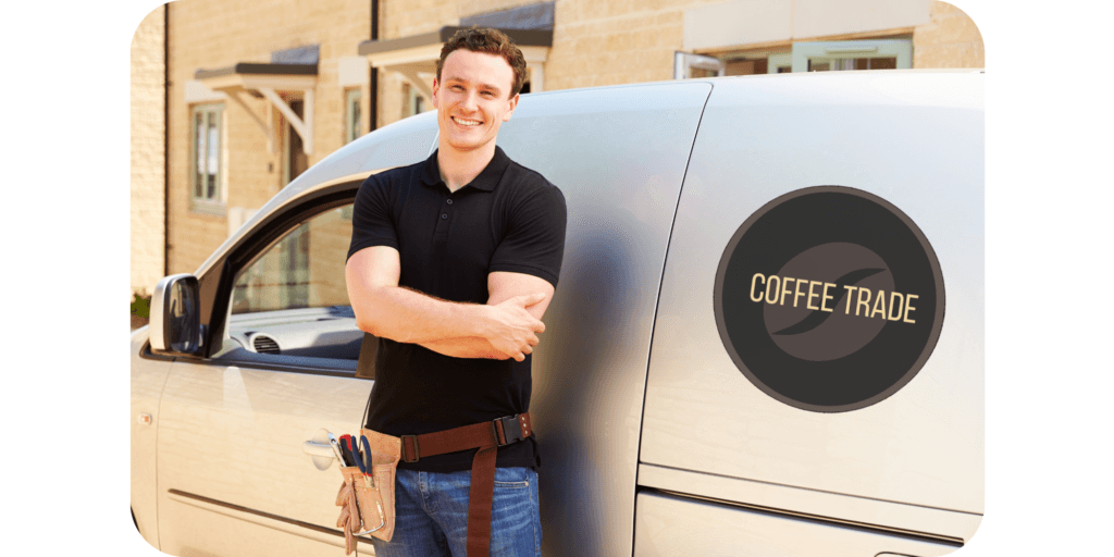 Teknikker fra Coffee Trade foran sin kassevogn